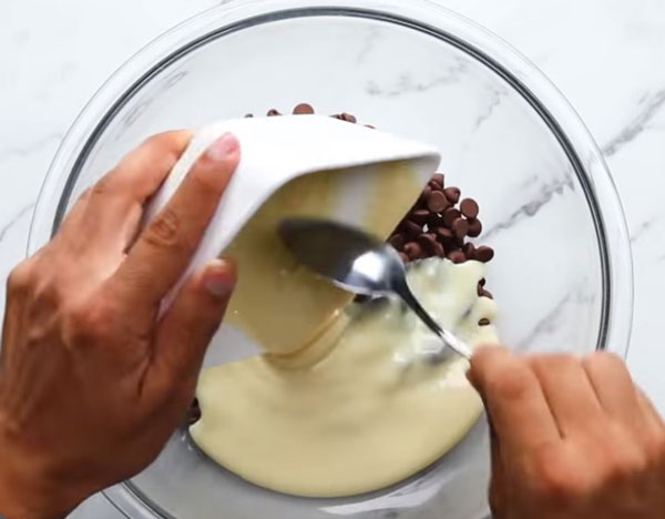 Смешивание шоколада и сгущенки