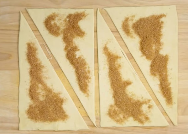 Треугольники посыпаны корицей