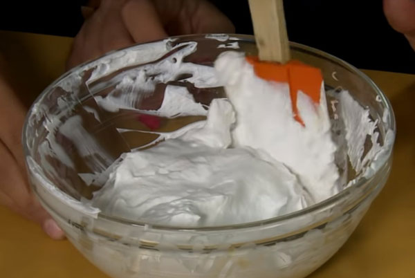 Смешивание сливок и сахарной пудры