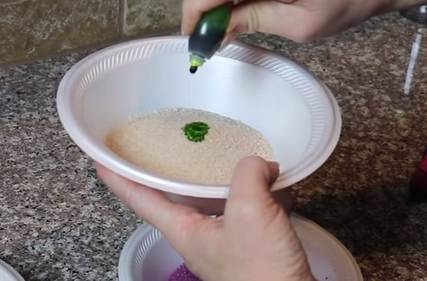 Добавление зеленого красителя в третью емкость