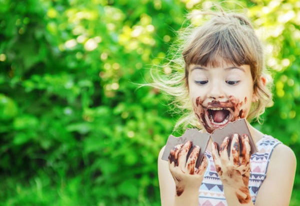 Девочка ест шоколадки