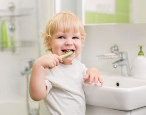 Ребенок чистит зубы