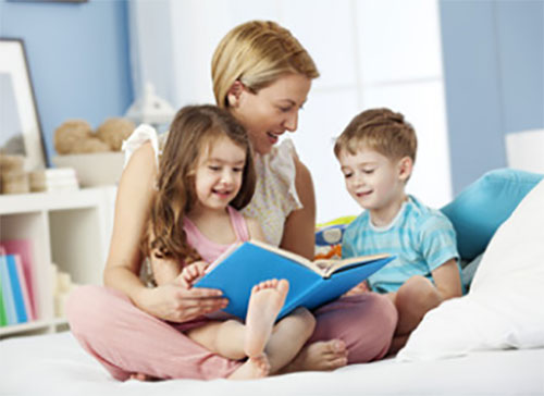 Мама читает детям сказки