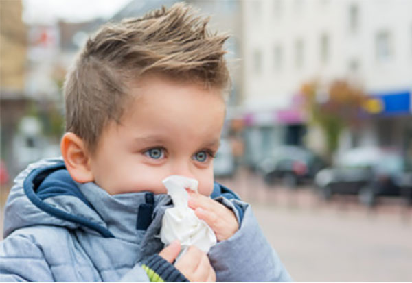 Мальчик с носовым платочком у носа