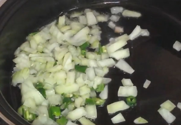 На сковороде измельченный лук и стручковая фасоль