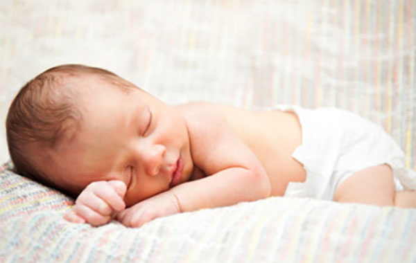 Новонарожденный спит