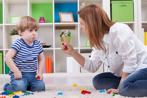 Мама ругает сына