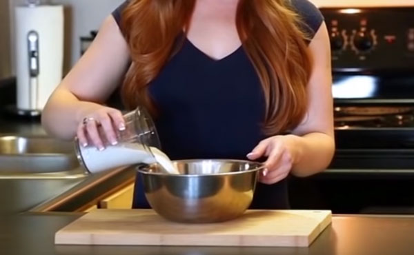 Молоко вливают в миску