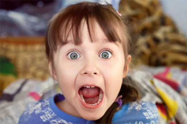 Девочка кричит