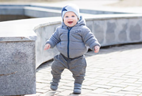 Бежит радостный годовалый малыш