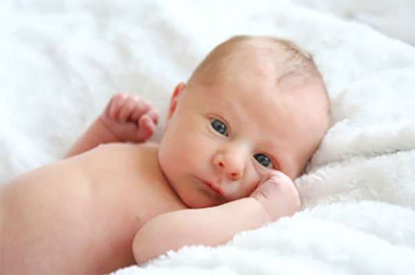 Грудной ребенок сжимает кулачки