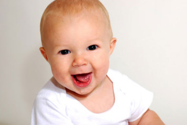 Веселый ребенок с короткими волосами