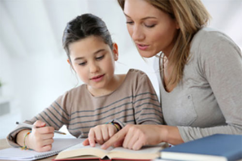 Мама помогает дочери разобраться с уроками