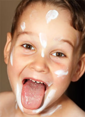 Мальчик с высунутым языком (присутствует белая сыпь)