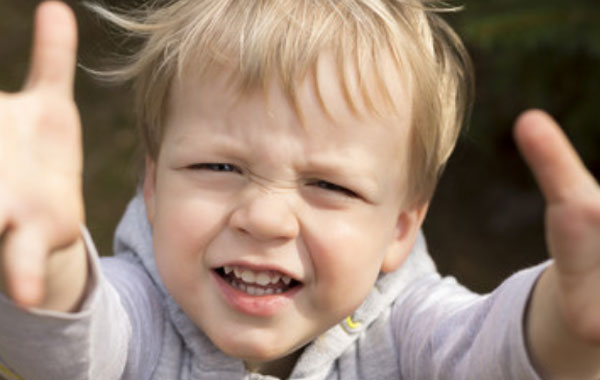 Маленький ребенок тянется ручками. Просит, чтоб его взяли на руки