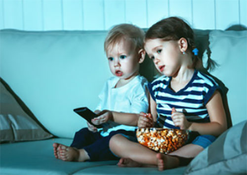 Дети очень внимательно смотрят телевизор