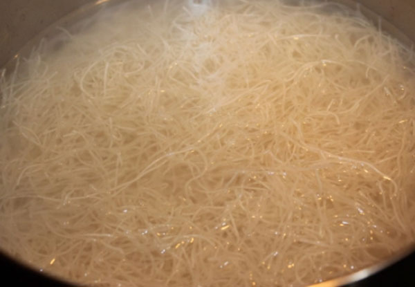 Вермишель в воде