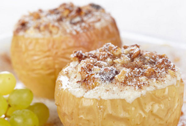 Готовые яблоки с творогом и изюмом