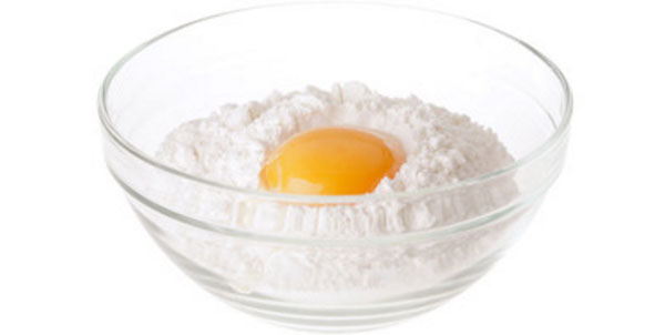 В миску с мукой вбили яйцо