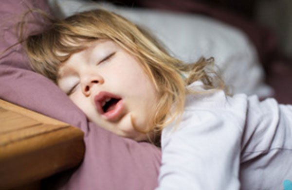 Девочка спит с открытым ртом