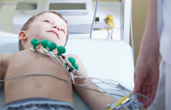Мальчику делают ЭКГ