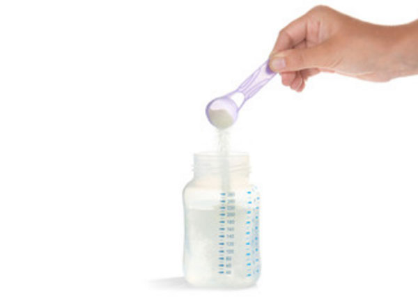 В бутылочку насыпают одну ложечку сухой смеси