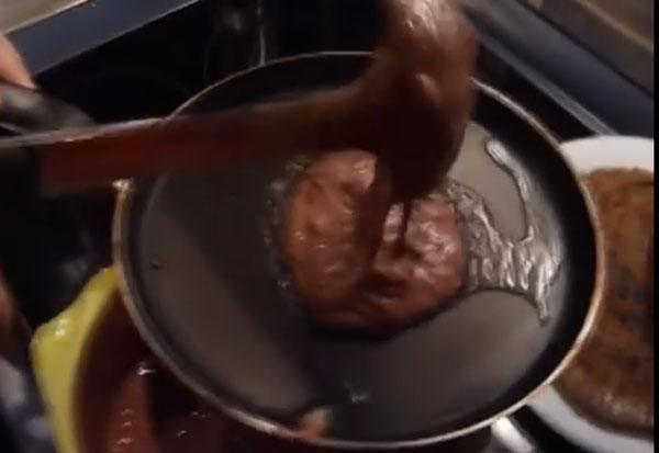 На сковороду наливают печеночную массу