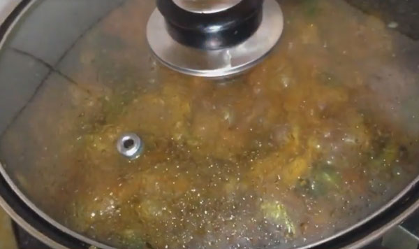 Сковорода накрыта крышкой