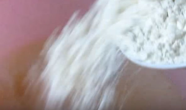 Всыпают муку в тесто