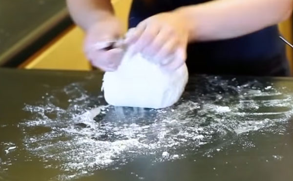 Тесто вымешивают на столе