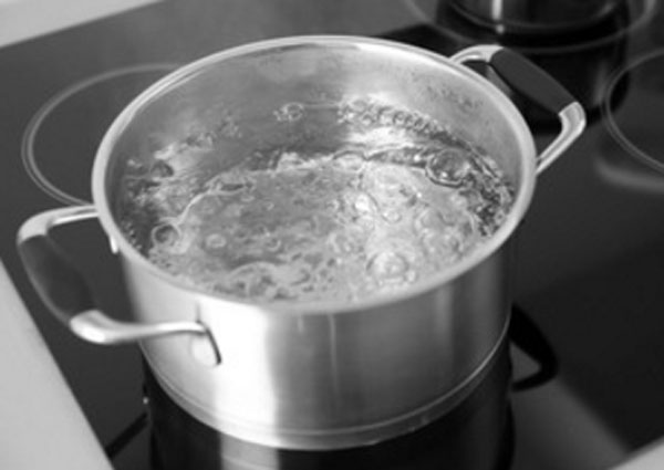 Кастрюля с кипящей водой