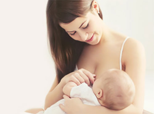 Мама кормит грудью