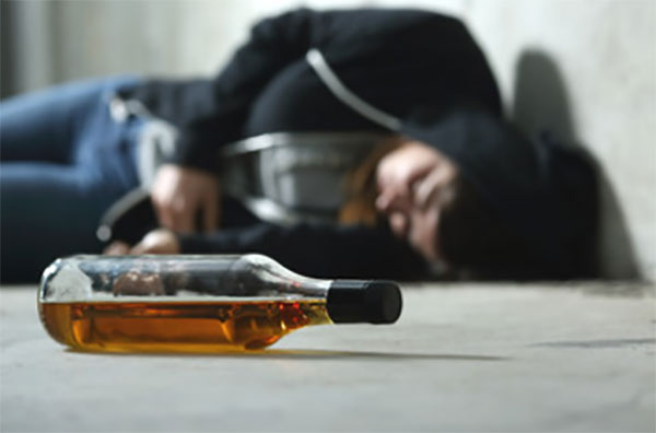 Девушка лежит на полу рядом бутылка спиртного