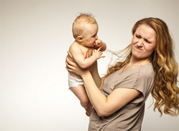 Грудничок дерется, тягает маму за волосы