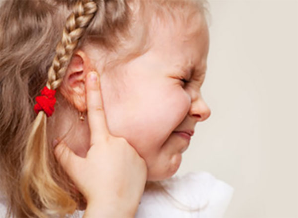 У маленькой девочки сильно болит ушко
