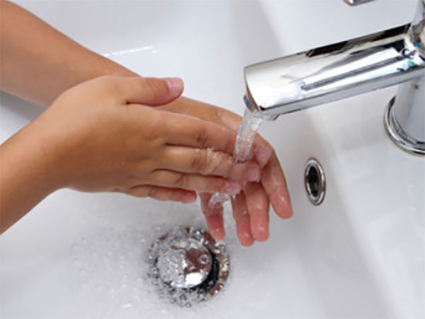 Ребенок моет руки