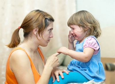 Девочка плачет. Мама пытается ее успокоить, но при этом полна серьезности