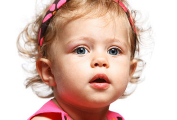 Девочка с приоткрытым ртом