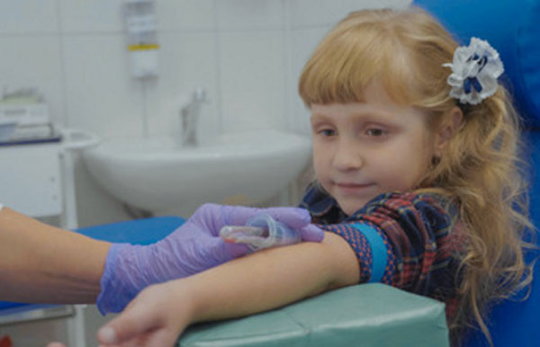 У девочки берут кровь из вены