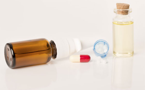 Бутылочки с лекарствами и капсулы