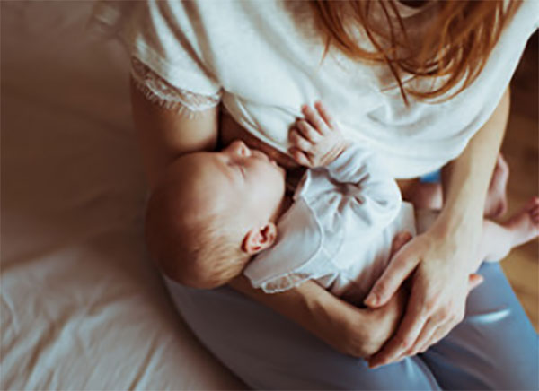 Ребенок сосет мамину грудь