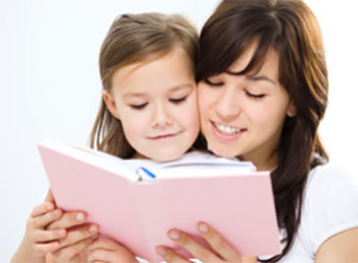 Мама вместе с дочкой изучают материал в книге