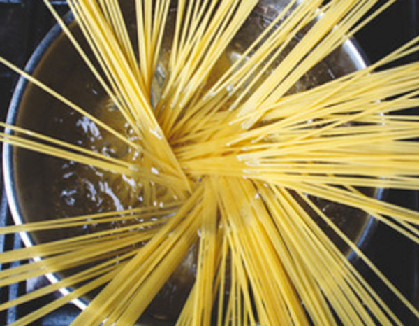 Спагетти в кастрюле с водой