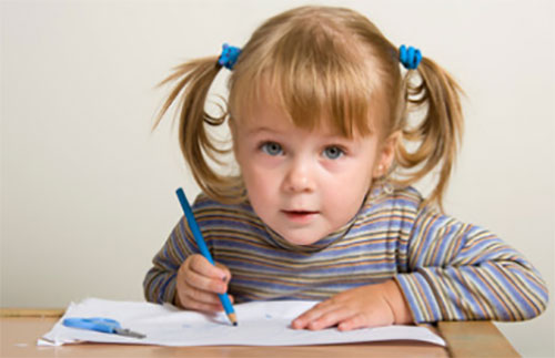 Девочка рисует