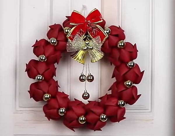 Рождественский венок на двери