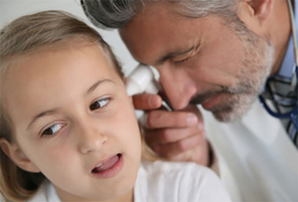 ЛОР осматривает ухо девочки