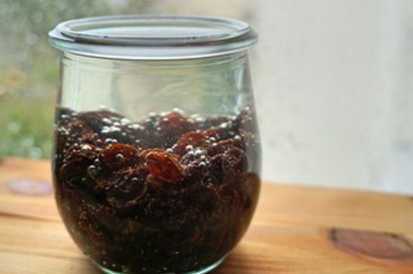 Изюм, залитый горячей водой