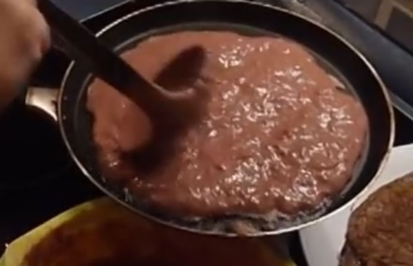 Печеночное тесто распределяется по всей поверхности сковороды
