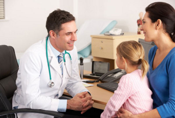 Девочка с мамой сидят напротив доктора