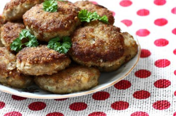 Готовые котлеты на блюде, которые были предварительно обжарены, а потом потушены